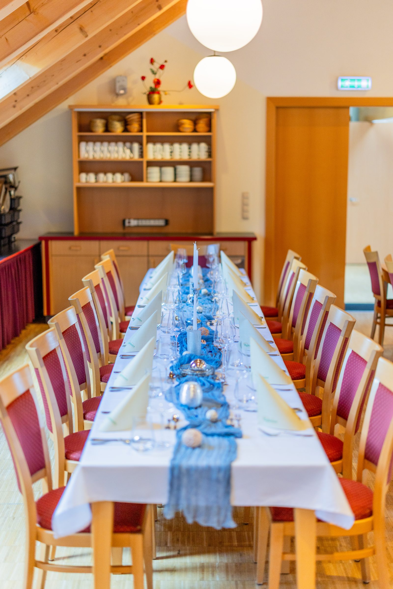 Lange Tafel im Festsaal