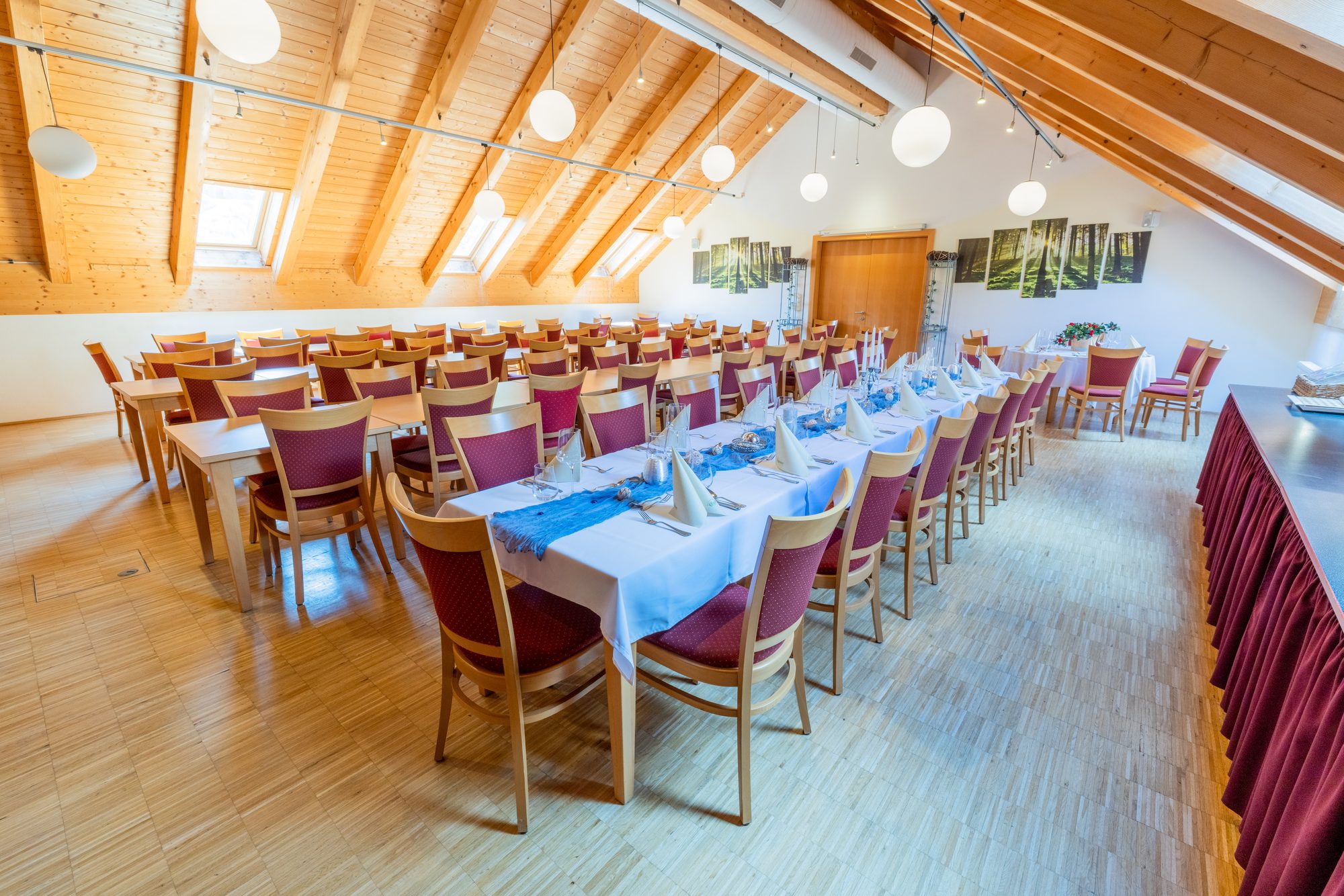 Festsaal beim Georgenwirt, für eine Feier gedeckt